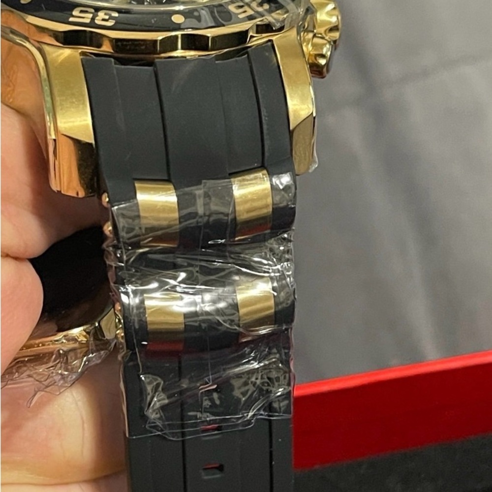 Invicta men’s Black and Gold Chronograph Pro Diver Stainless Steel Quartz Watch - Picture 3 of 9